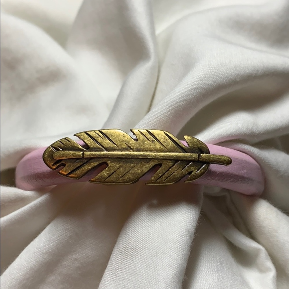 Pink leather bracelet with feather slider